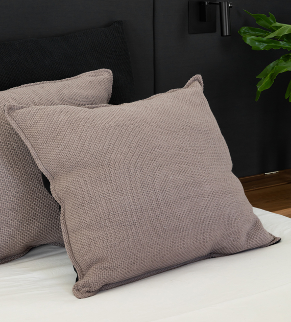 helena-negro-cushion-square-