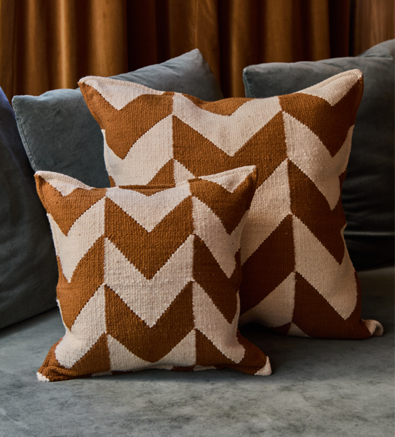 almohadon-chevron-cuadrado-chico-oxido