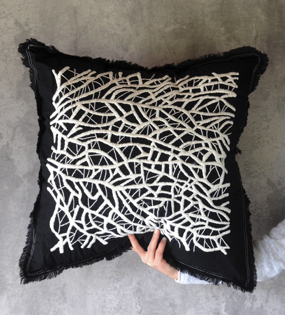 cushion-coral-n-b-with-fringes