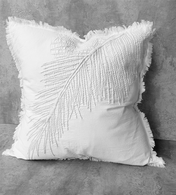 cushion-media-pluma-b-b-with-fringes